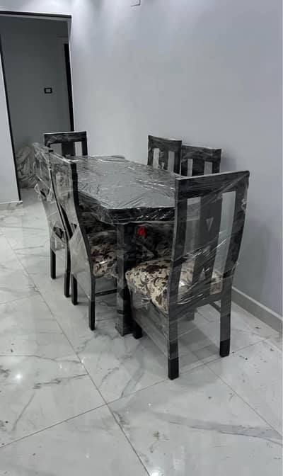سفرة طعام ومعاها ٦ كراسي طولها ١٥٠ سم وعرضها ٨٠ سم وارتفاعها ٩٠ سم