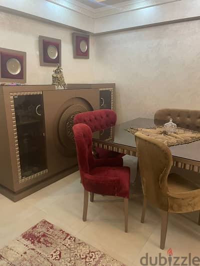 سفرة نيوكلاسيك بحالة ممتازة (طاولة + 6 كراسي + بوفيه/كبينت).
