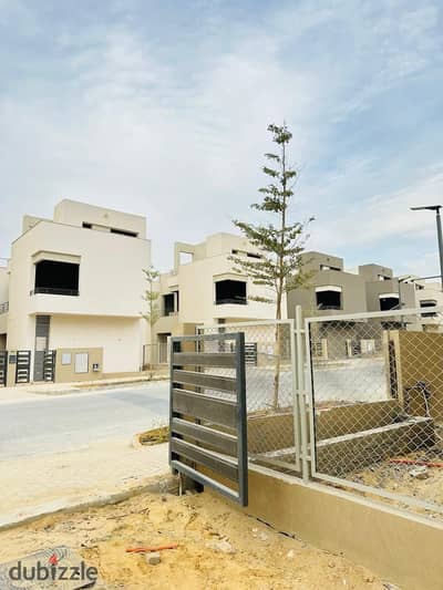 فيلا مستقلة للبيع في Palm Hills The Crown –  أكتوبر    أرض 335م  جاهزة للاستلام   - لوكيشين  مميز