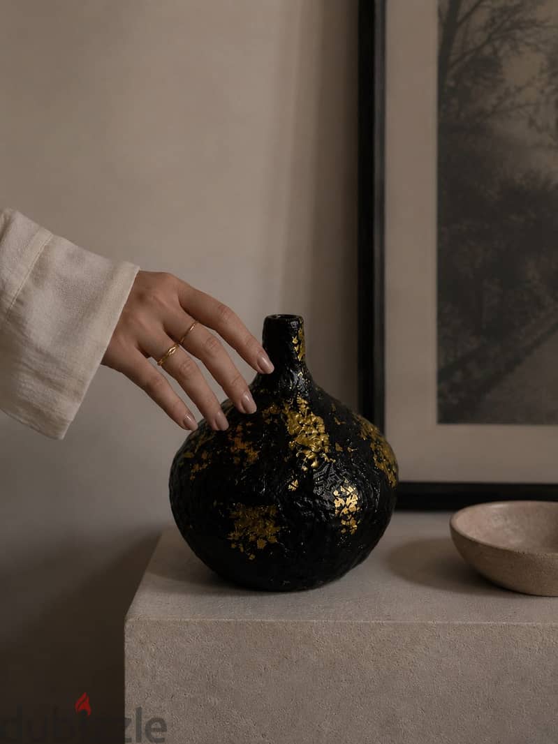 Black and gold vase 1