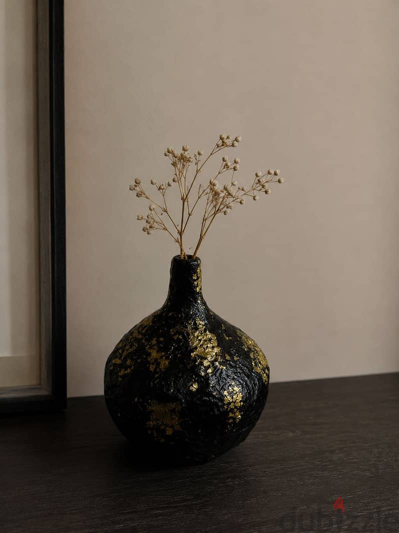 Black and gold vase 2
