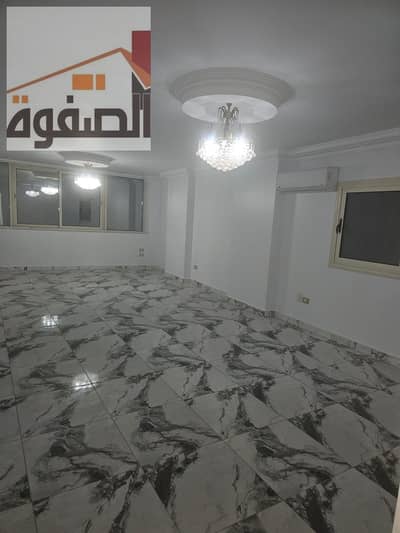 Apartment for sale in Al-Mokattam, 4th District. Super-lux finish; features 3 bedrooms, a reception area, and 2 bathrooms. Located in a prestigious ar