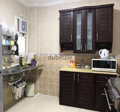 وحده مطبخ علويه و سفليه بالرخامه و الحوض بالصرف