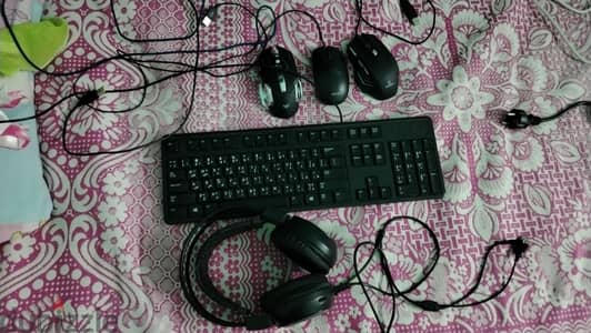 عرض كامل: شاشة سامسونج 22 بوصة +كيبورد وسماعة و3 ماوسات وكابلاتها كامل