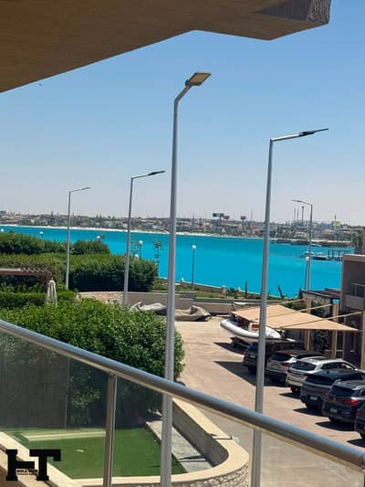 فيلا فاخرة للإيجار بإطلالة على البحيرة والبحر، بتشطيبات راقية، في مارينا 5 على الساحل الشمالي