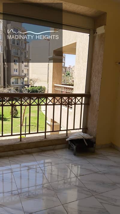 شقة للبيع في مدينتي B2 شقة جاهزة للسكن بموقع مميز وإطلالة مفتوحة فلن تجد أفضل من هذه الفرصة المساحة 106 متر إطلالة مباشرة على الجاردن بفيو مفتوح وغير مجروح تشطيب ألترا سوبر لوكس بأعلى مستوى من الجودة أرضيات MDF بالكامل إضاءات LED وبيت نور بتصميم عصري عداد