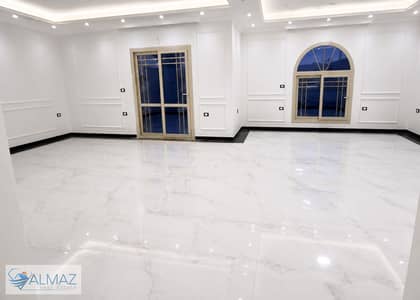 شقه فاضيه 250 متر للايجار سكني و إداري في القرنفل فيلات في التجمع الاول يقع في امتداد مميز بالقرب من بوابة مدينة الرحاب (2).
