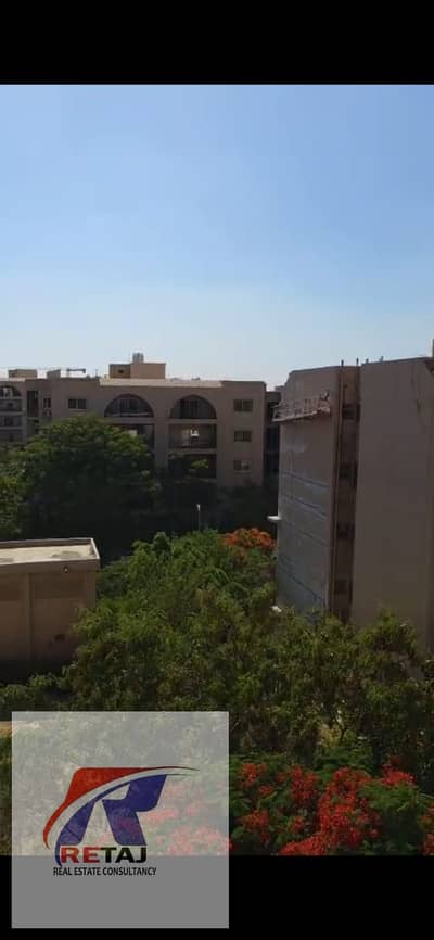 شقه استلام فوري في التجمع الخامس علي التسعين الجنوبي بجوار كنكورد بلازا ونادي بلاك بوول، ودقايق من جامعة المستقبل والجامعة الامريكية كمبوند المصراوية