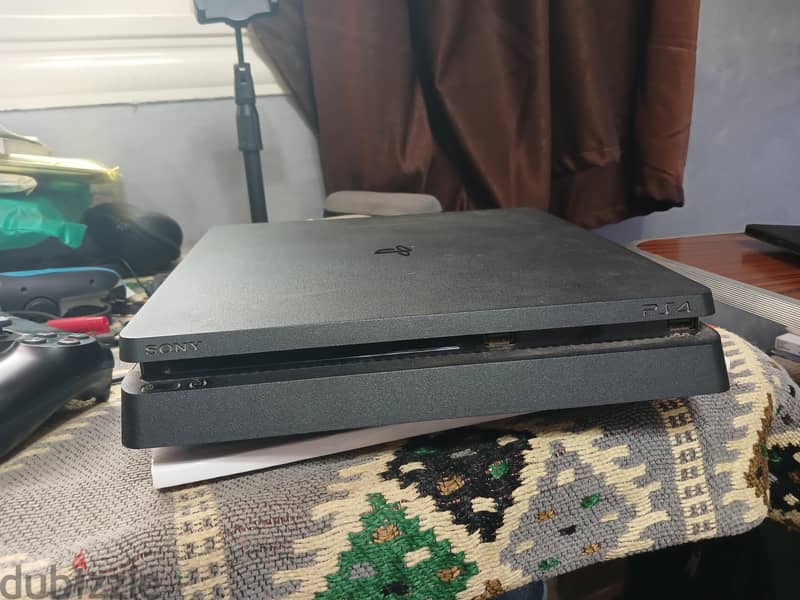 PS4 Slim + Controller + Wiring + 3 Games 3