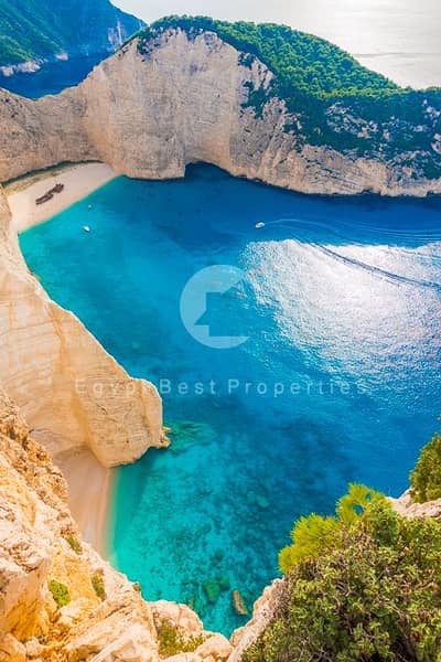 اكبرفيلا مستقلة 7 غرف - تصميم اوروبي- علي كريستال لاجون و مساحات خضراء - بمشروع  رأس الحكمة - علي بعد 100 متر من البحر و ممشي تجاري سياحي عالمي
