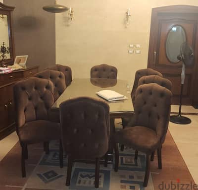 سفرة  و ٨ كراسي بحالة ممتازة