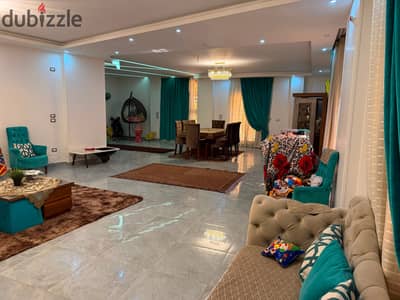  للبيع | دوبلكس فاخر | جاردينيا هايتس 1 | 430م | دبل فيس   الموقع: رابع نمرة من جمال عبد الناصر  : أرضي + بيزمنت (2 منسوب - غير مجروح).   الأرضي: 3 قطع رسبشن، 3 غرف (ماستر)، مطبخ، حمام - تشطيبات فاخرة (بورسلين، HDF، باب مصفح، سلم جالكسي).   البيزمنت: