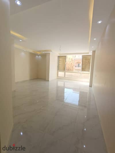 Duplex for rent in the Southern Lotus at a very special price. A distinctive corner villa with a modern marble entrance. The area of the duplex is 200 meters, ultra-super lux, first housing, third and fourth floor with elevator. 3 rooms, 3 bathrooms, reception 3 pieces, kitchen, internal staircase, small storage unit exclusive to the apartment in the garden.