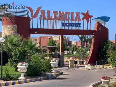 فيلا للبيع في قرية فالينسيا الساحل الشمالي مع اطلالة علي حمام السباحة