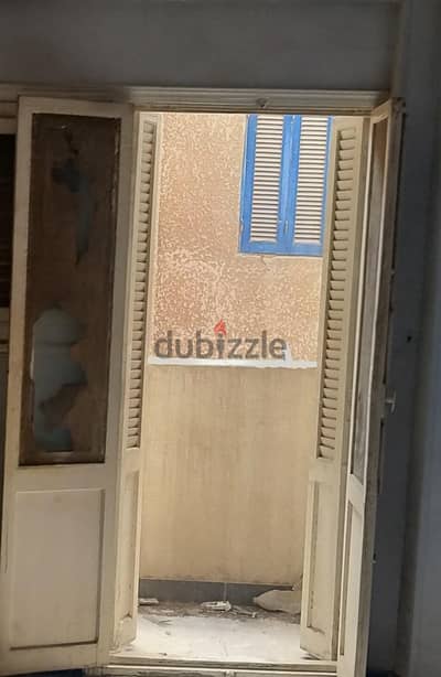 باب شيش وزجاج وسلم للبلكونه