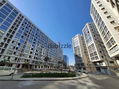 استديو للبيع فى كمباوند وان قطاميه نصف تشطيب ٨٠ م تكمله اقساط بسعر رائع
