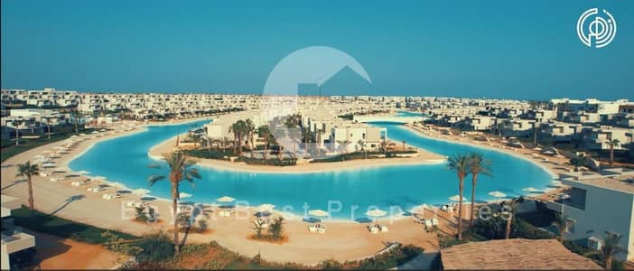 فيلا 3 غرف نوم للبيع متشطب بالكامل والتكيفات  بدون مقدم باطلاله مميزه على الاجون فى موقع مميز فى ازها فى راس الحكمه فى الساحل الشمالى