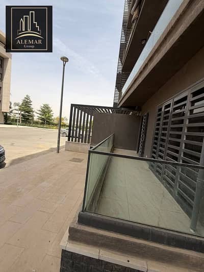 With a down payment of only 3,350,000 EGP,  Receive your premium apartment immediately in Madinaty B15.111 sq m. Steps away from services and a very