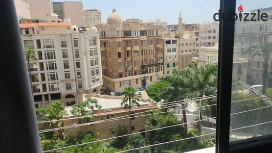 ٣٠٠م مكتب ادارى للشركات ٦ غرف وريسبشن دور ارضى على الترام
