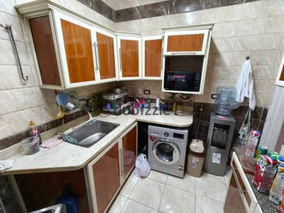 شقة للايجار مفروشه خلف مطعم نعمة العجوز 2غرف رسيبش حمام مطبخ الدور الثالث اسانسير