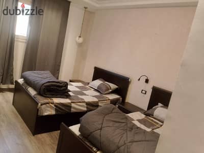 شقة للايجار مفروشه اميز موقع المهندسين شارع دخله2غرف 2حمام رسيبش مطبخ بلكون علي الشارع مدخل فندقي2اسانسير