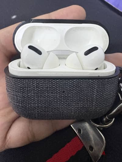 Apple airbods pro بالكرتونه