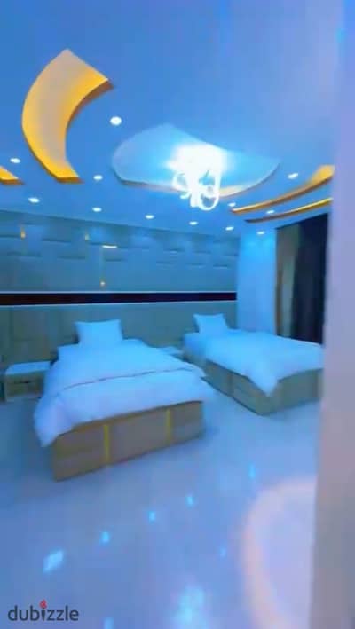 Hotel rooms for rent in prime locations next to restaurants
