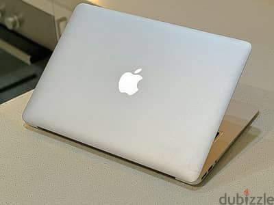 بنصف سعره حالتة زيرو Apple Macbook Air يعمل بصورة ممتازة