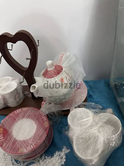 فناجين جديدة معها طقم كامل