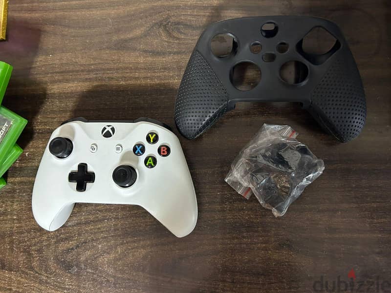 Xbox One s with controller & box 5