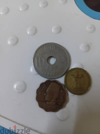 ثلاث عملات معدنية نادرة جدا