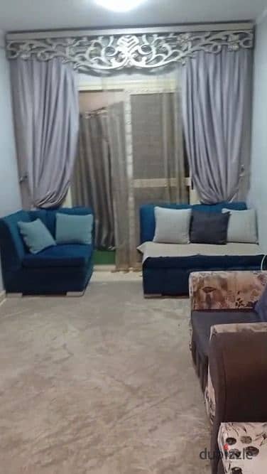 بموقع متميز شقه للبيع مدينه العبور 90م حى الكرامه على حديقه على الشارع الرئيسى