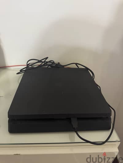PlayStation 4 حاله ممتازة + games + controller