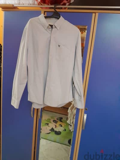 عدد ٢ قميص جديد اللون اسود ولبنى مقاس L slim fit ماركت أمريكان ايجل