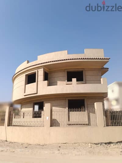 فيلا للبيع في كمبوند جرين فيلدج الزراعيين خلف مول مصر