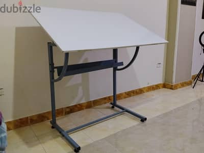 مرسم هندسي معدني 120×٨٠ سم   بحالة جيدة
