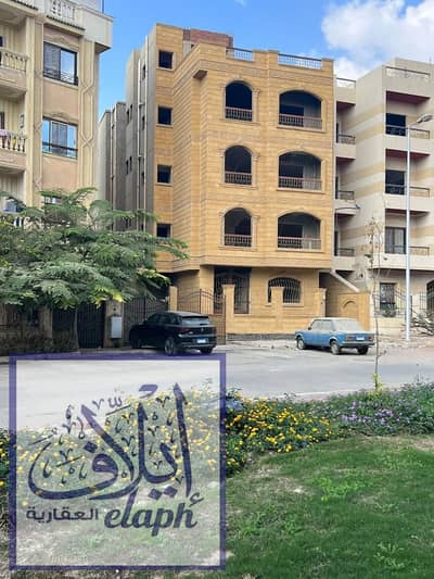 رووف للبيع كامل فى المستثمرين الجنوبيه بالقرب من محور جمال عبد الناصر مساحه ٢٤٠م فيوا جاردن اسانسير واجهه حجر هاشمه مدخل رخام مستورد اضاءت ليليه مبنى النسبه القانونيه