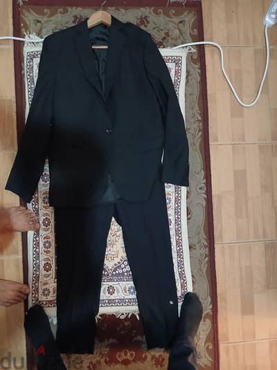 بدل بحالة ممتازة مقاس ٤٤ و ٤٦ و ٤٨
