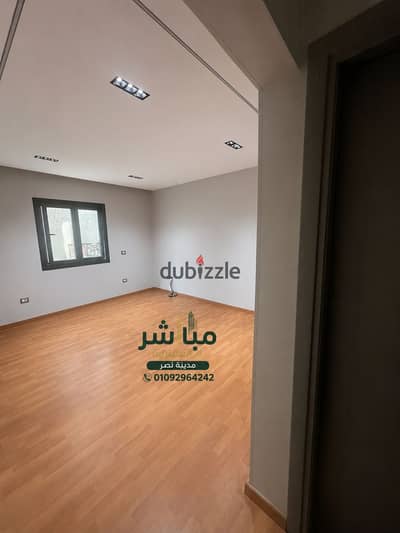 للإيجار | مقر إداري أو طبي مرخص رسمي – 235م²  أمام السراج مول مباشرة – مدينة نصر  مناسب للشركات، العيادات، المراكز الطبية، والمقار الإدارية، داخل مبنى يضم العديد من الأنشطة الطبية والتجارية.  المواصفات: