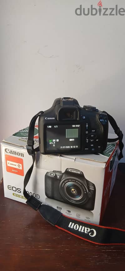 للبيع Canon EOS 2000D بحالة ممتازه