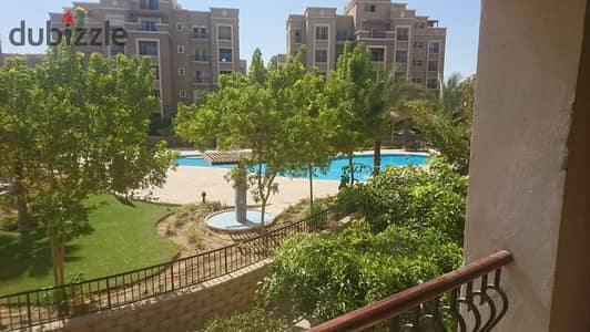 شقة للايجار مطبخ وتكييفات غرفتين ماستر فيو حمام سباحه في katameya plaza compound