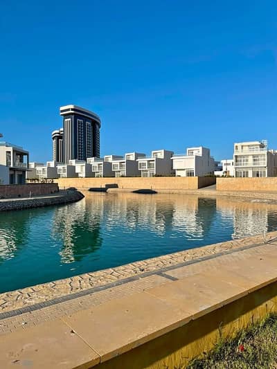 شاليه تشطيب كامل بالتقسيط على 5 سنين للبيع في الساحل الشمالي | North Coast  امام ابراج العلمين استلام شهور في مزارين دايركت على البحر