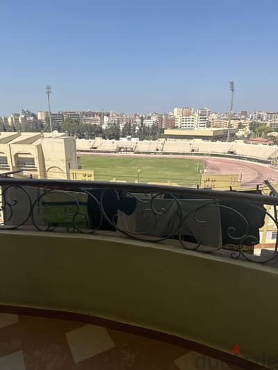 شقه مميزه جدا ڤيو رائع جدا رؤيه مباشره لتراك استاد الجامعه