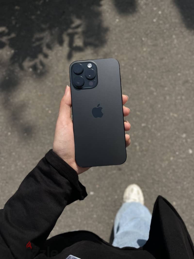 Black iPhone 13 pro max 1