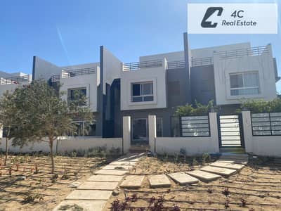 Lowest down payment town house modern 208m ready to move with installments in hyde park new cairo fifth settlement