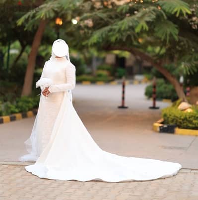 فستان زفاف باكستنشن متحرك وطرحة للبيع