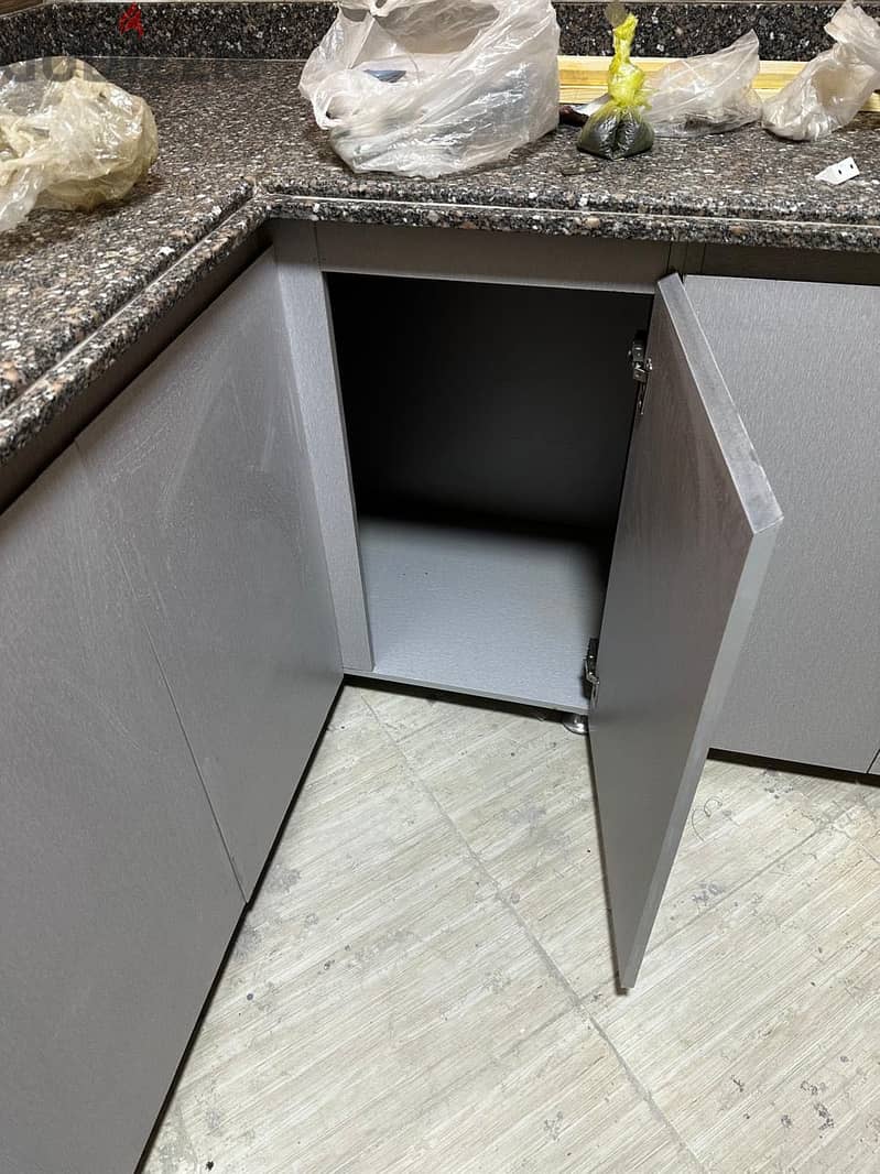 Full kitchen - Used for 2 years 12