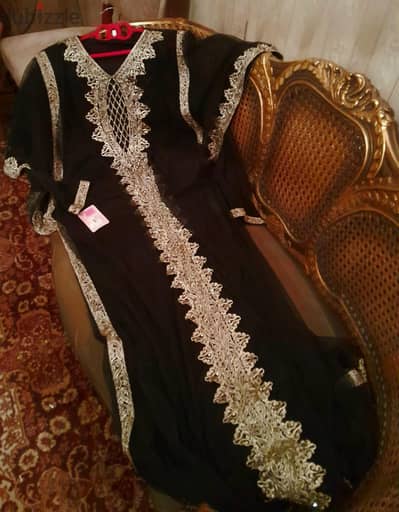 عبايه تُل مطرزه