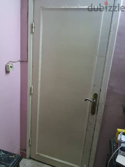 باب قديم صلب جدا