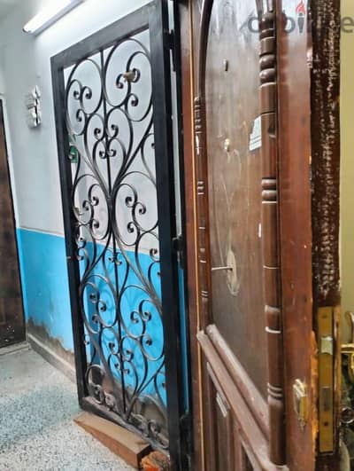 باب حديد  عرض ٩٥ سم طول ٢١٠ سم . . فيه ترباس حديد . . كالون الاهرام